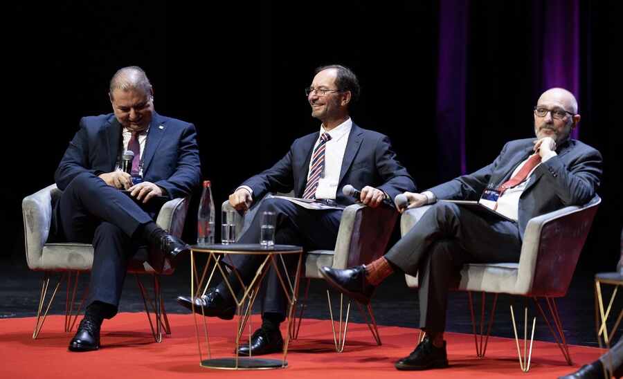 Khaled Soufi, Sergio Mujica e Marcos Neto durante o diálogo no palco
